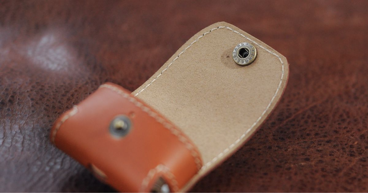 AirPods 皮革保護套-精緻內裏,實用與質感兼具。