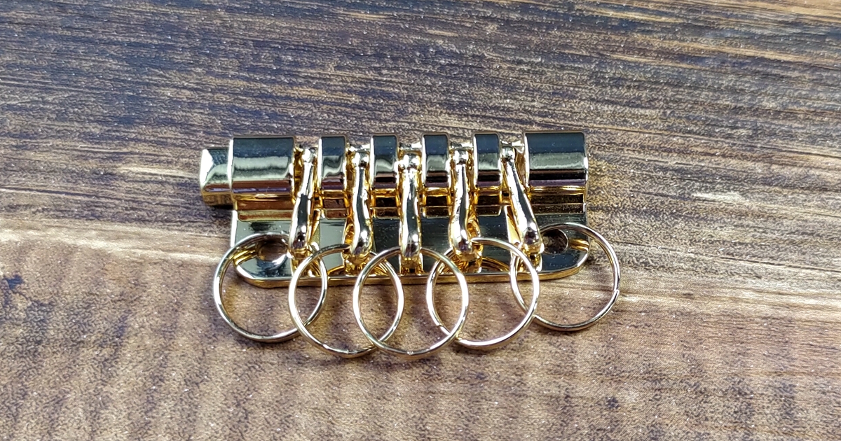 手工皮製拉鍊鑰匙包-特殊鑰匙扣設計,使用鑰匙開門時,可輕易轉動,並可將鑰匙單獨拆下,方便使用。